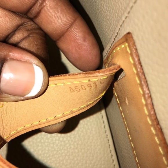 đź’Ż% Authentic Louis Vuitton Nice Cosmetic Vanity - Picture 5 of 5